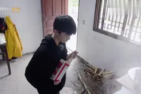 马嘉祺认真为小伙伴煮面，刘耀文对老干妈念念不忘视频封面