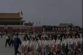 1973年北京老照片：天安门广场上欢迎外国首脑访问的人群视频封面