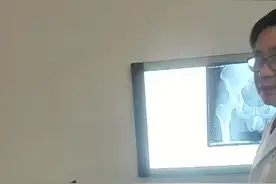 大腿外侧疼诊断为股骨头坏死，先天性发育不良导致，采用保守治疗视频封面