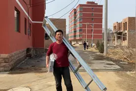 农村小伙要安装电表，看看农村人都是怎么安装电表的？长见识了！