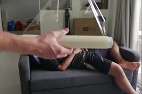 保鲜膜能保养皮肤吗？老外趁朋友睡觉，用保鲜膜将整个人捆起来视频封面