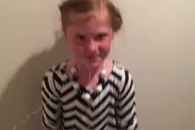 这个爸爸把一根鱼线绑在女儿牙齿上，原来是用这种方法给她拔牙！