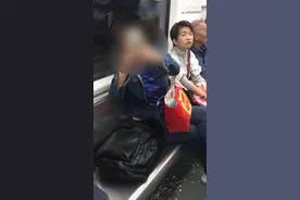 素质呢？女子地铁上瓜子皮嗑一地，乘客劝阻反被诬陷抢座位视频封面