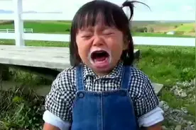 小萝莉的冰淇淋掉在地上，宝宝大哭，爸爸又给了个小萝莉秒变脸视频封面