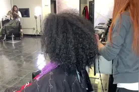 非洲男子头发又长又蓬松，拉直后，帅得自己都不敢相信