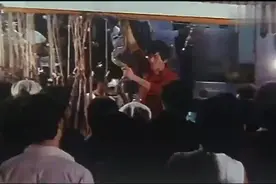 人蛇大战老板杀蛇放血，倒出满满一杯蛇血，客人端起蛇血就喝下了