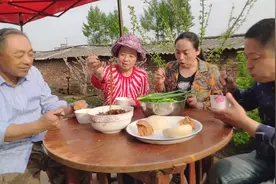 东北农村媳妇28元买的五花肉，配上粉条炖一锅，老爸说缺点酒视频封面