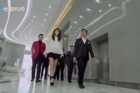 老总来谈判企业收购会议，没料到对手却是自家小保姆，傻眼了！视频封面