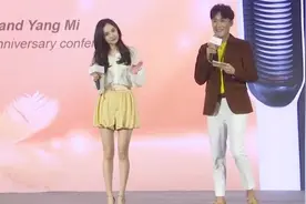 杨幂低调现身机场，粉色卫衣格外清纯，紧身健美短裤展示好身材视频封面
