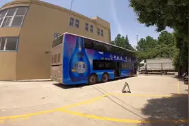 星空顶 情侣座宇通纯电动双层公交 走到哪都是亮点 我爱坐二层视频封面