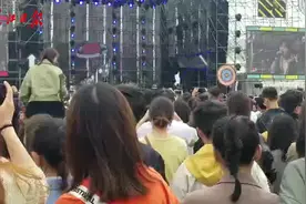 超火的抖音神曲原唱来武汉了！就在草莓音乐节唱《盗将行》视频封面