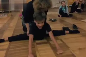 拉丁舞男孩帮女伴压腿，小萝莉的脸都涨红了，太痛了视频封面