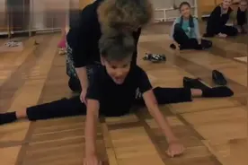 拉丁舞男孩帮女伴压腿，小萝莉的脸都涨红了，太痛了视频封面