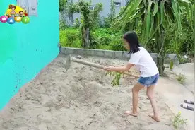 小萝莉在沙坑里找到了一个漂亮的宝箱，可是双脚却陷进了沙坑里视频封面