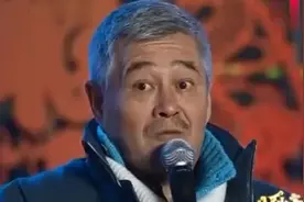 赵本山邀请自家二叔上台，讲述与二叔学艺童年故事，画面感人