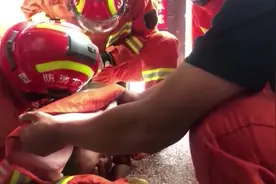 别打扰我睡觉！萌娃被卡洗衣机睡得香，消防叔叔捏脸拍头毫无反应视频封面