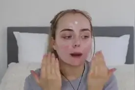 妹子满脸痘痘，抹上厚厚的粉底遮住后，感觉像换了张脸