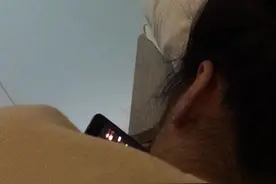 这个女人是我女朋友，她知道炸弹在别人那生气了