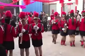 河南安阳小伙娶亲，请来当地有名的军乐队，场面好气派视频封面