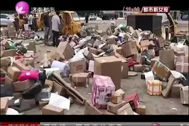 济南一快递点积压大量快件没人管 几万件快递堆了一地