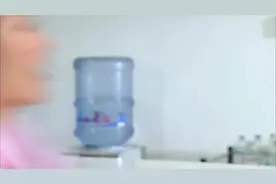 男子要去医院设备科当副科长了，同事竟说别福地变火坑咯视频封面