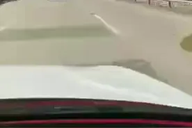 山西应县高速护坡着火，车主冲破火海逃离：火势蔓延至收费站视频封面