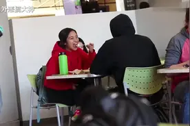 恶作剧：当小伙弯腰时撕破裤子，路人会有什么反应？视频封面