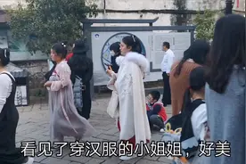 假期的苏州同里古镇游客很多，偶遇汉服小姐姐，江南果然出美女