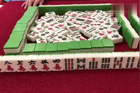 小哥单吊一张不知为何一定要摸筒子，看到最后明白他心里所想视频封面