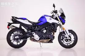 宝马F800R街车实拍，排气在左边，听听声浪看你喜欢吗？视频封面