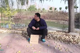 骗子摆摊出题1加1等于几？小伙一口气给出四个答案都不对，太难了视频封面