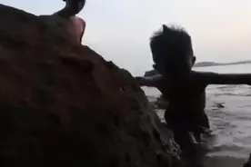 农村小孩野外抓帝王蟹，这三岁小孩都能这样勤奋，你还偷什么懒！视频封面