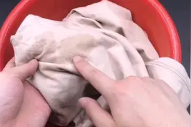 夏天到了衣服总是有汗臭味，怎么去除呢？教你清洗汗臭味的小妙招视频封面