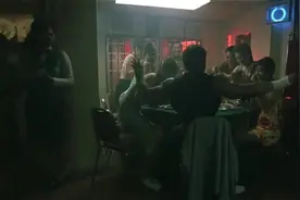 华仔教你开啤酒瓶，一次搞定三瓶！