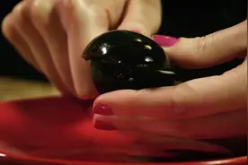 美味的皮蛋是怎么做出来的？内部的花纹又是怎么产生的呢？