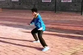 济南大千全封闭学校：刚来二天的唐同学，在为大家表演武术节目视频封面