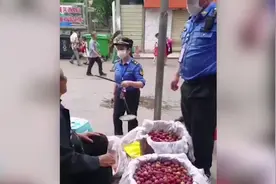 暖哭！七旬老人挑扁担占道经营遇城管，结局神反转！视频封面