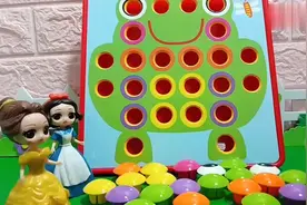 白雪拼好了蘑菇钉拼图，王后要带白雪旅游去