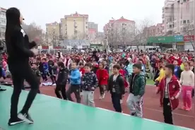 美女老师领舞课间操走红！网友：灵魂舞者被教育事业耽误了！视频封面