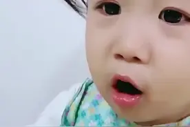依依嫌弃姥爷吃面条有声，依依是这么教育姥爷的，姥姥笑喷了！视频封面