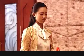 女孩在酒吧做服务员，这年纪也太小了吧！