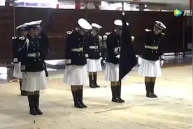 实拍：委内瑞拉女仪仗兵走富有魔性的正步视频封面