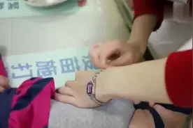 妈妈用力按着宝宝给她打针，宝宝以为顶得住，接下来的反应萌炸了视频封面