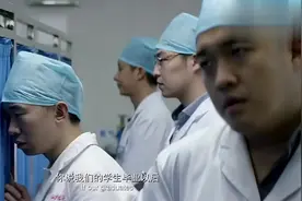 美女正在做手术，病房突然进来一群男实习医生，吓得美女拔腿就跑视频封面