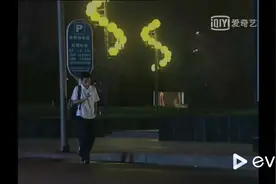 小千无意间解锁傻妞密码，傻妞保护小千免遭挨打