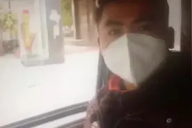 武汉90后快递小哥：我在武汉送快递，有人隔着门缝给我递口罩视频封面