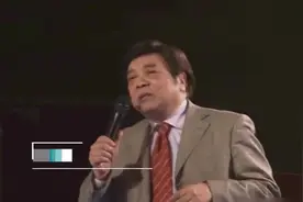 赵忠祥独孙正面曝光，爷孙同坐沙发无交流，坐姿引争议视频封面