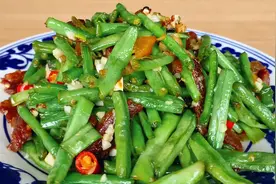 大厨分享腊肉炒豇豆的做法，味道鲜美，好吃下饭，老香了视频封面