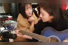 呆妹儿和闺蜜吉他弹唱《晴天》,一开口就被吸引了,好听！