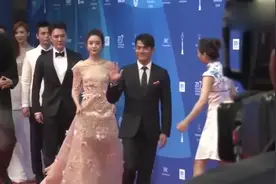赵丽颖的裙子太长，冯绍峰暖心帮忙整理裙子！果然高颜值夫妇！视频封面